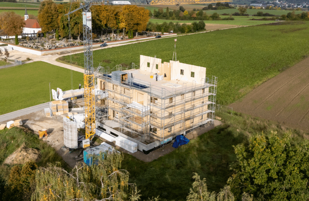 Bild von einer Baustelle eines Mehrfamilienhauses aus Holz