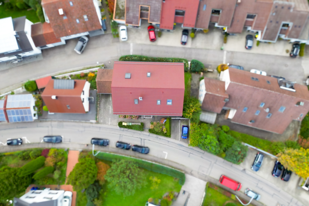 Mehrfamilienhaus aus der Vogelperspektive von oben
