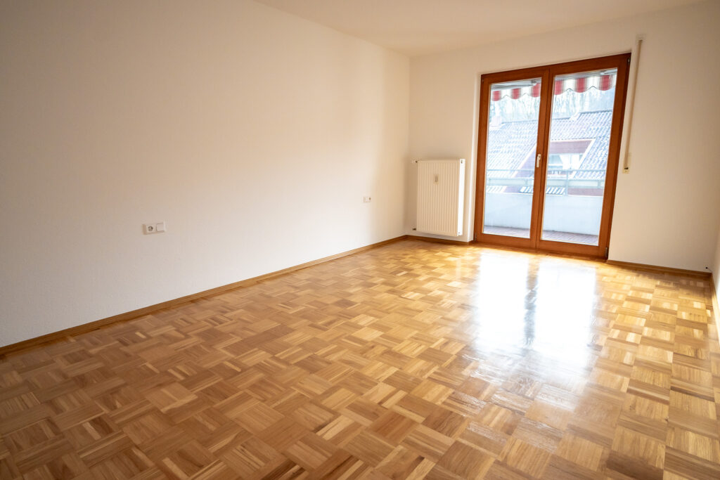 Schlafzimmer mit Parkettboden in einer Wohnung