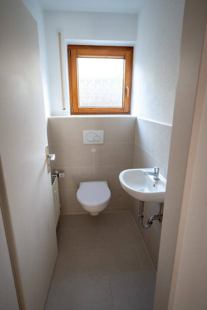 Gäste WC mit WC und Waschbecken