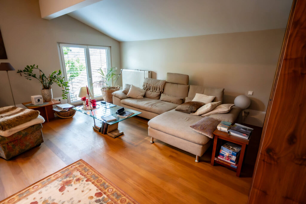 Schön eingerichtetes Wohnzimmer mit großer Couch