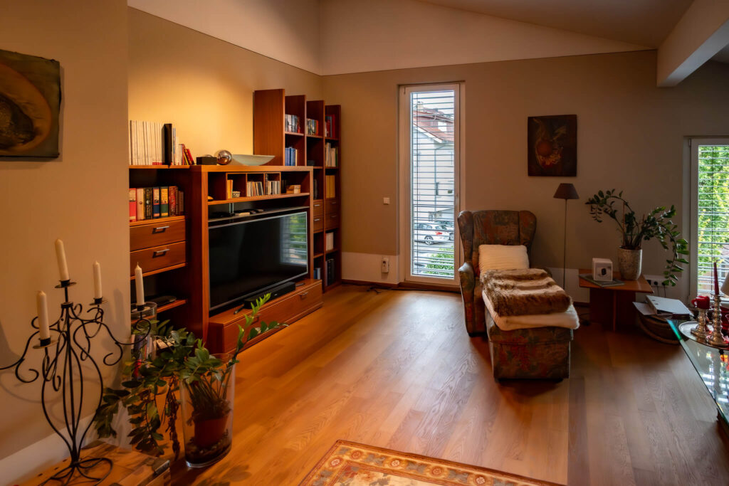 Schön eingerichtetes Wohnzimmer mit Sessel