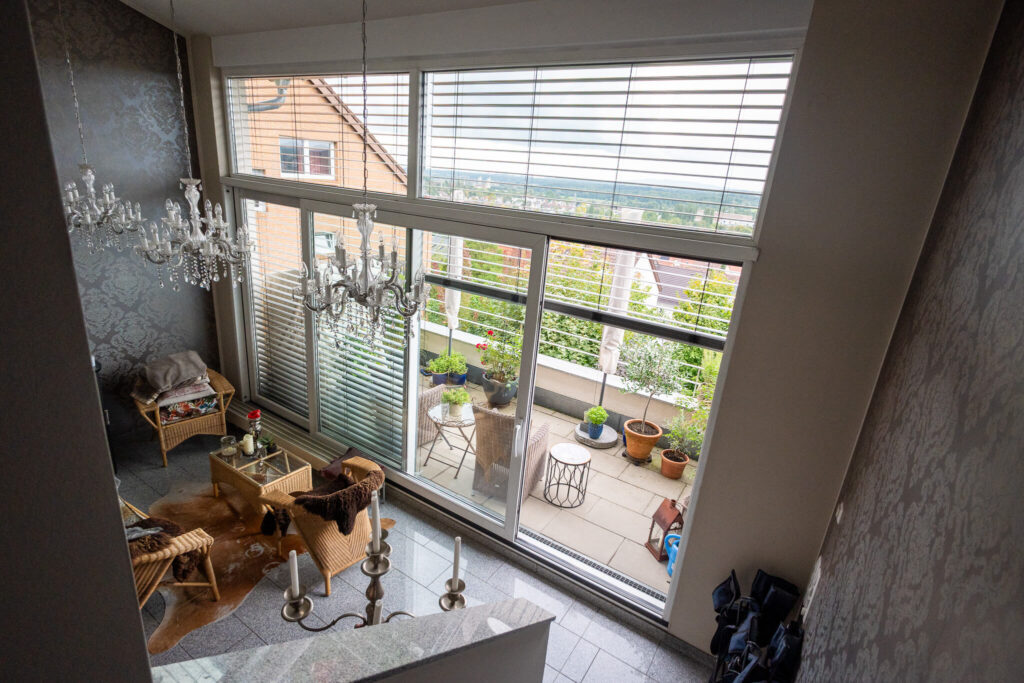 Aussicht durch ein großes Fenster in einem Haus