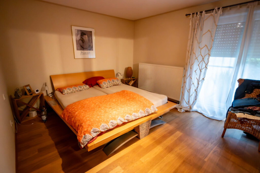 Schlafzimmer mit großem Bett