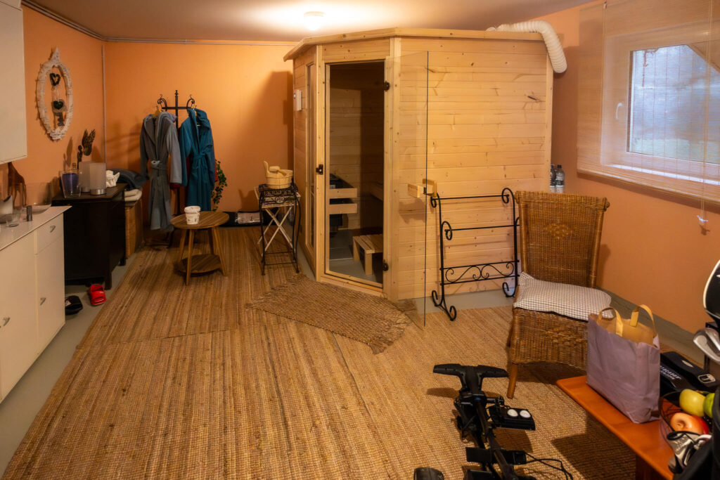 Kellerraum mit großer Sauna
